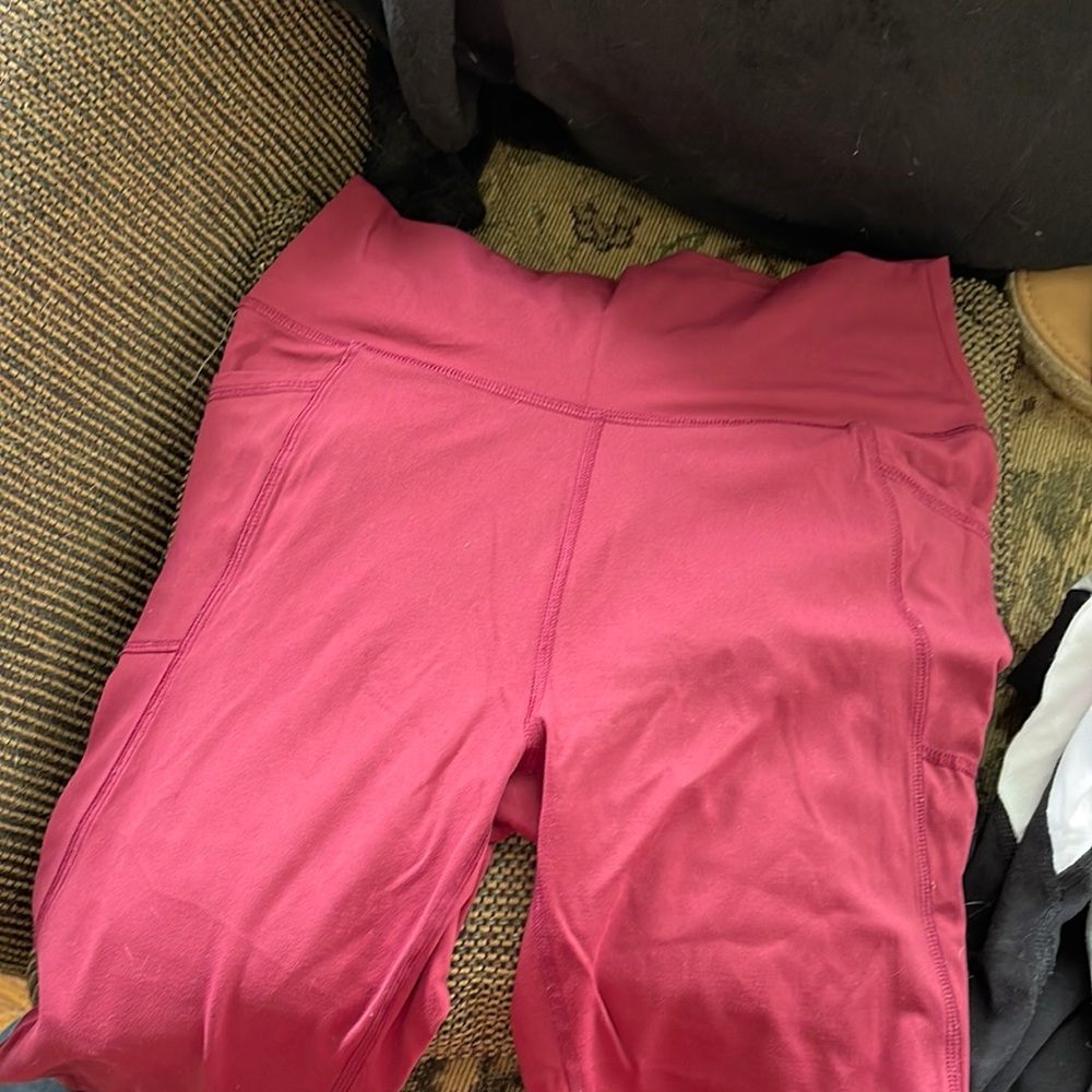 red athletic leggings w pockets